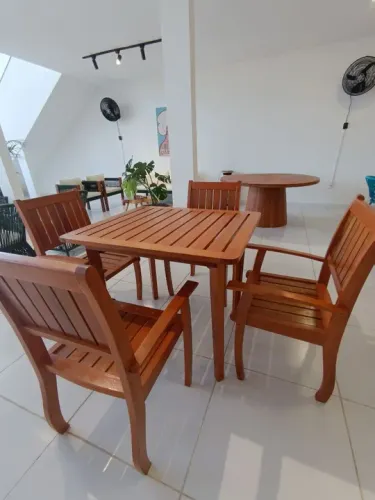 Conjunto de Mesa Monza + 4 Poltronas de madeira maciça para 4 pessoas
