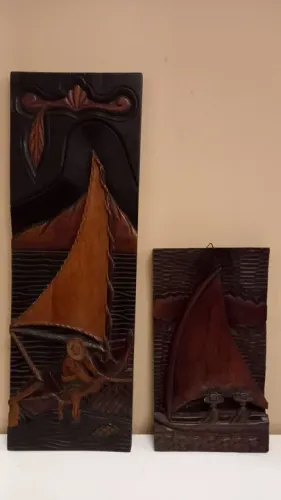 Quadros esculpidos em madeira maciça.