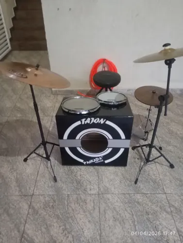 Tajon Pankada com pratos e pedestais