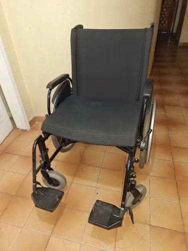 CADEIRA DE RODAS SEMI NOVA 1 ANO E POUCO DE USO 
