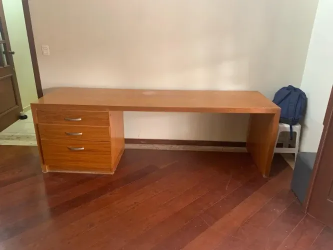 MESA DE ESCRITÓRIO COM 3 GAVETAS, MADEIRA MACIÇA, 71CM X 242CM