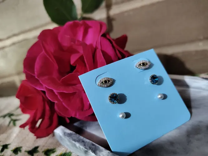 Brincos Olho Grego, ponto de luz azul e pérola folheado em ouro 18k 