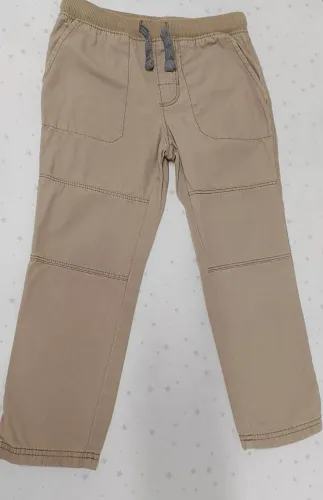 Calça infantil bege cargo.