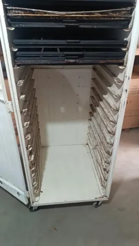 Armário de pão para 20 esteiras Usado