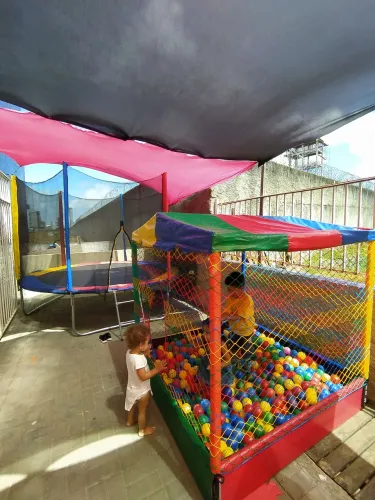 Pula pula, casinha de bolinha escorrego e gangorras