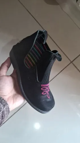 Bota Infantil Preta com Detalhe Rosa