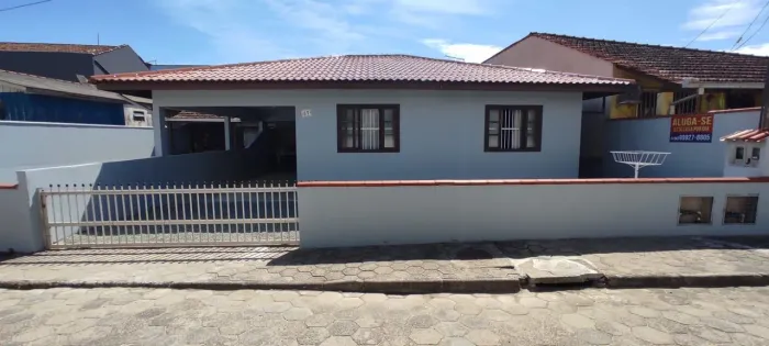 Ótima casa no centro 1 quadra da praia ideal para famílias