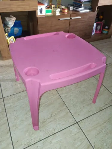 Mesinha infantil , muito nova .