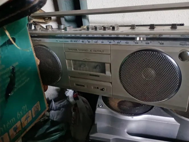 Rádio toca fitas antigo