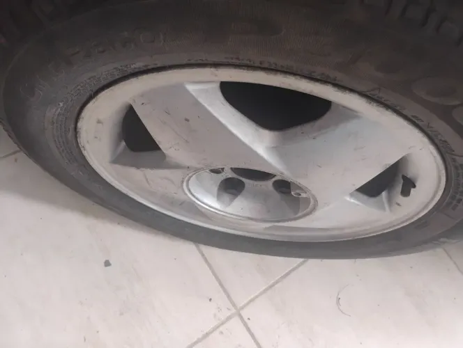 Uma roda avulsa Chevrolet Calibra aro 15