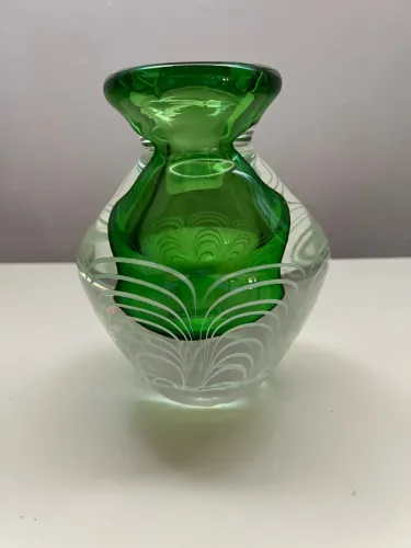 Vaso verde de vidro grosso decorado