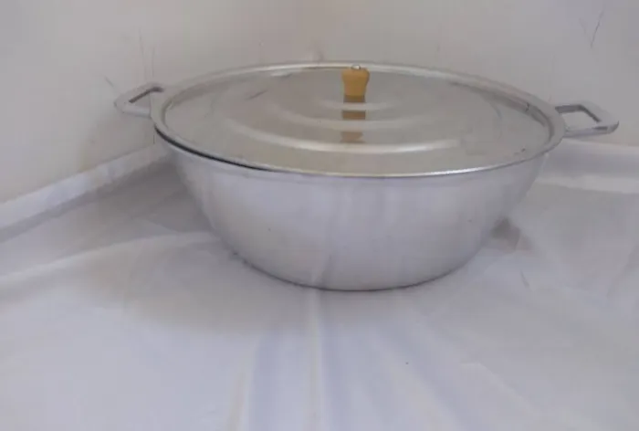 Tacho de alumínio batido com tampa número 50