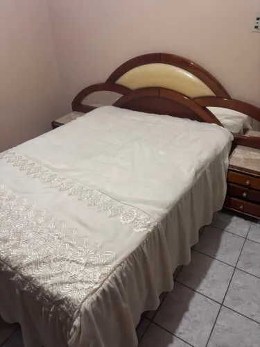 Cama de casal de madeira maciça com gavetas 