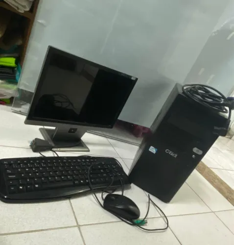Computador com mouse e teclado 