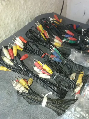 Kit com 5 cabos RCA.