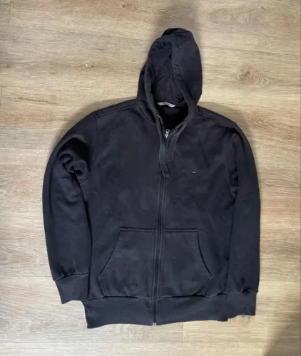 casaco de moletom preto básico