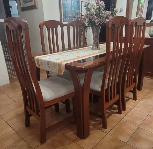 Mesa de 6 lugares em madeira maciça com tampo de vidro