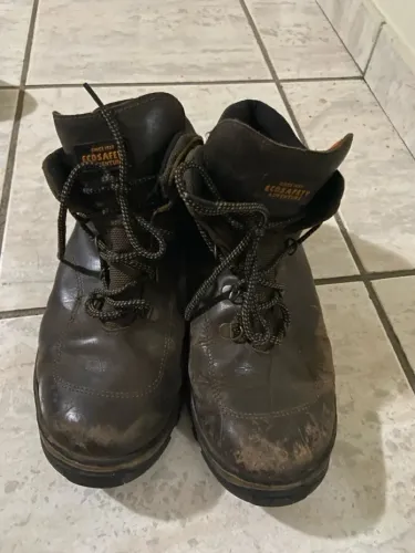 Bota de trilha e segurança