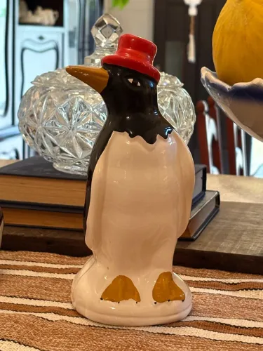 Pinguim de Cerâmica Vintage com Cartola Vermelha 21,5 cm de altura 