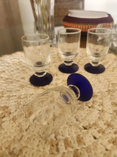 4 tacinhas de licor