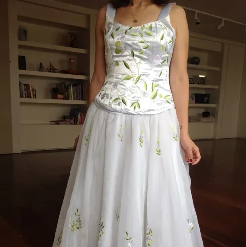 Vestido de noiva bordado com flores