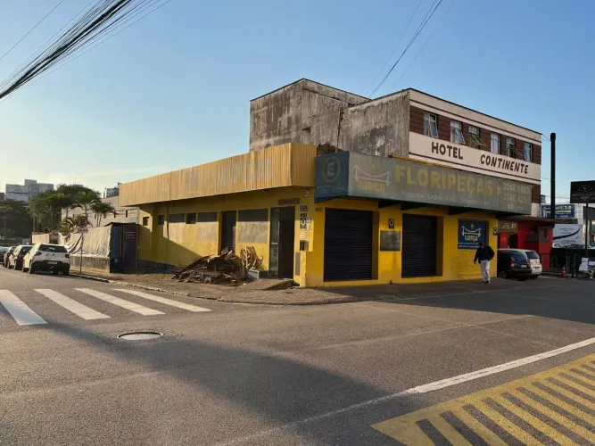 Loja Comercial de esquina, 924m² - À venda na rua Santos Saraiva - Estreito / Florianópoli
