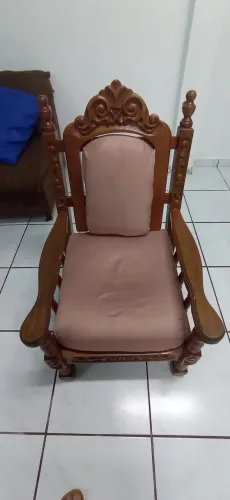 Poltrona Clássica colonial  em cerejeira.