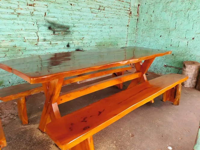 Conjunto de mesa e bancos de madeira rústica