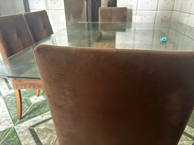 Conjunto de mesa de jantar com tampo de vidro e cadeiras