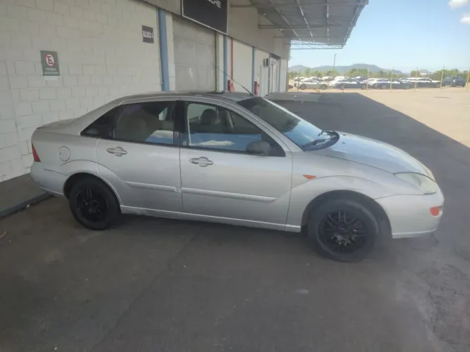 Ford Focus Ghia Sed. 2.0 16v/ 2.0 16V Flex 4P 2002