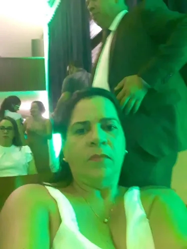 Cuidadora de idoso e criança 