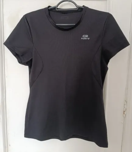 Camiseta blusinha preta Kalenji, Dry tecido furadinho feminina.