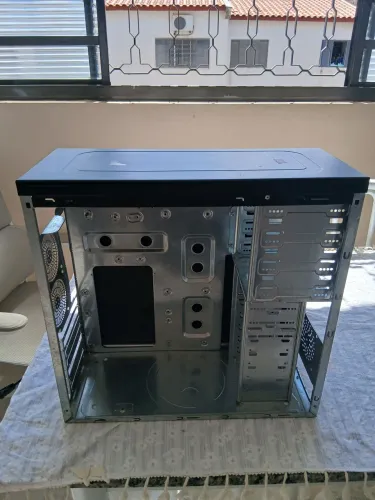 Gabinete PC Mid Tower usado
