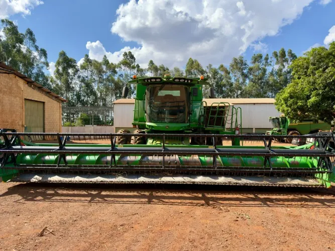 COLHEITADEIRA JOHN DEERE