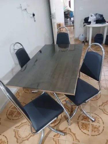 Raridade. Mesa de jantar de aço com4 cadeiras giratórias de aço. Tampão de madeira e vidro