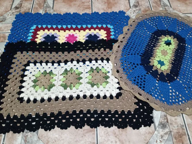 3 Tapetes de crochê 1 de cada cor a pronta entrega , disponível
