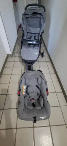 Carrinho de bebê com bebê conforto