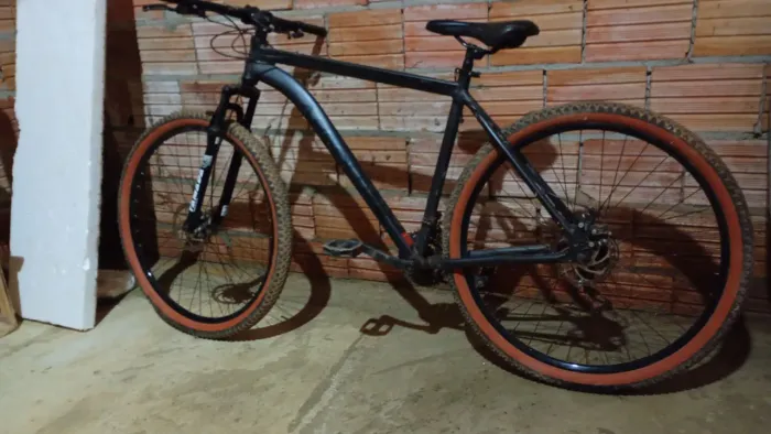 bicicleta mountain bike Absolute Nero 4 PRO aro 29 com pneus de faixa bege.