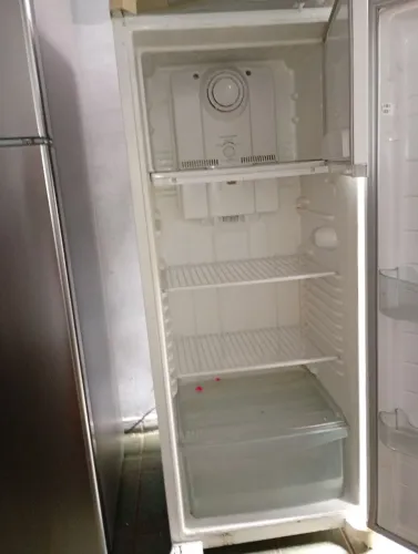 Vendo geladeira, valor 300 para vim buscar, motivo da venda comprei outra