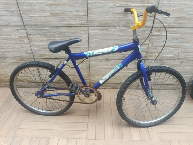 Vendo 3 bicicletas infantis precisando de reparos. Valor R$100,00 reais cada.