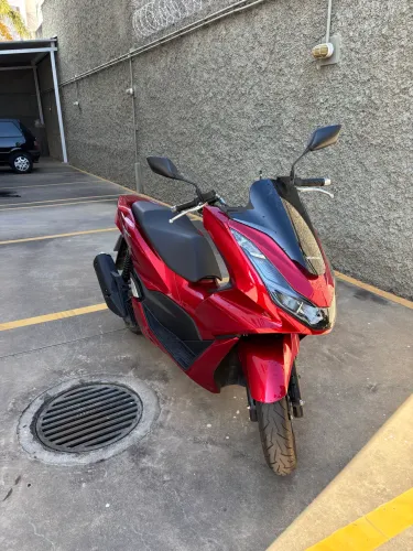 Pcx160, moto nova 6 meses de uso, único dono e revisão feita na Honda.