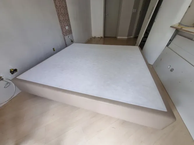 Base Box King Size 190x200 Estofada em Couro Ecológico - Excelente Estado