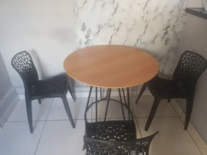 Mesa redonda com cadeiras 559,99
