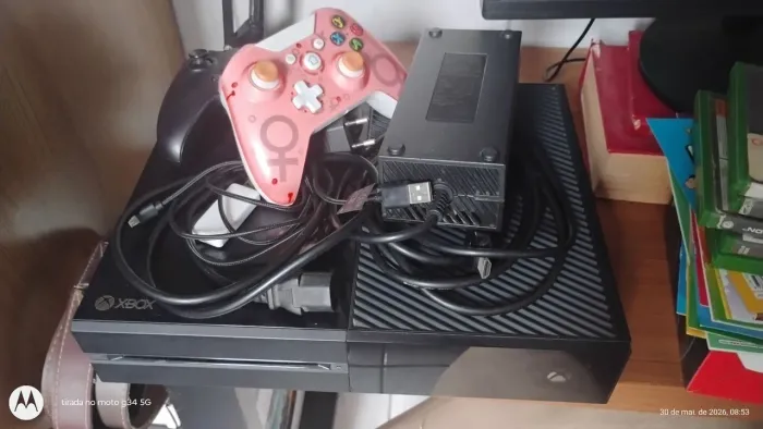Vendo Xbox one com 3 controles e monitor 