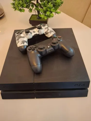 Playstation 4 + 2 controles 