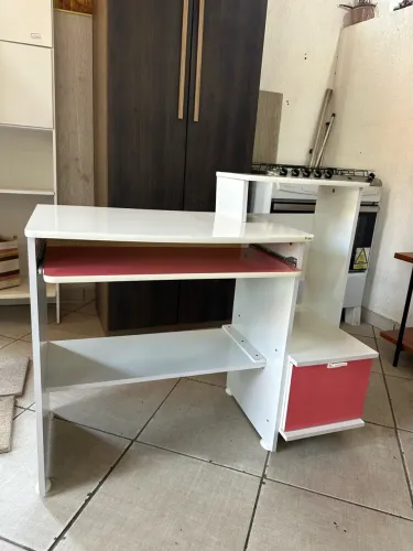 Rack para computador na cor rosa ou você pode virar o outro lado que tá na cor azul também