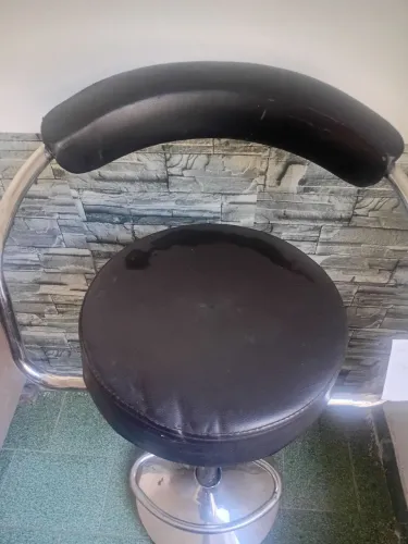 Banqueta alta preta cromada com regulagem de altura