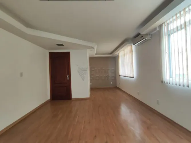 Ampla Sala Comercial no Edifício Diplomata - Centro de Pelotas Para Venda e Aluguel.