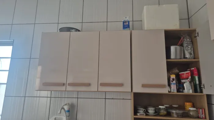 Vendo este armário, 3 peças.