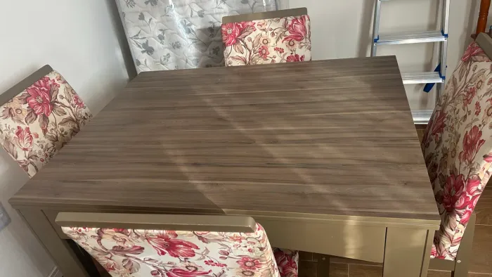 Lindo Conjunto de mesa com 4 cadeiras estampadas florais. 